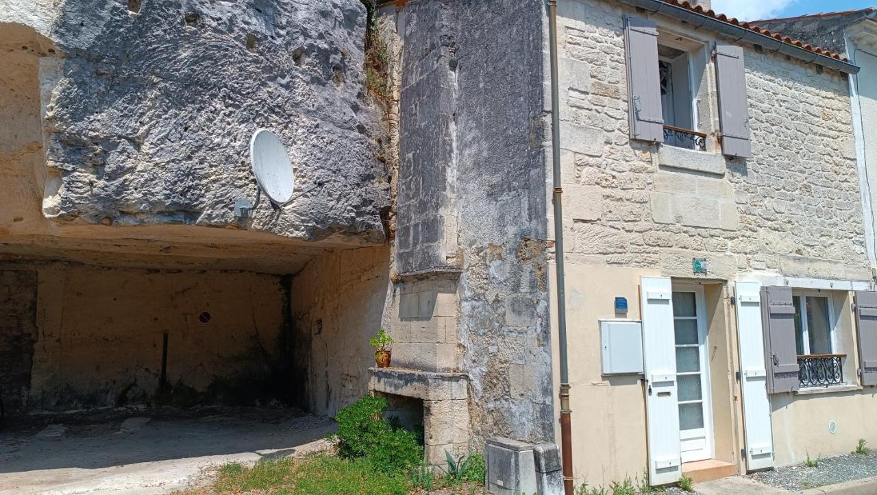 Meuble De Tourisme Petit Chail Saint Savinien Eksteriør billede